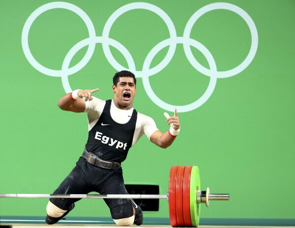 El halterista egipcio, Mohamed Ihab Youssef, durante su actuación en la final de la competición masculina de menos de 77 kilos. - Sputnik Mundo