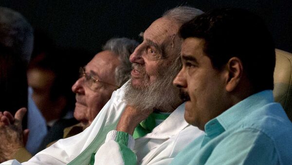 Fidel Castro, ex mandatario cubano, asiste a celebración de su 90º cumpleaños, junto con su hermano Raúl Castro, presidente de Cuba, y Nicolás Maduro, presidente de Venezuela - Sputnik Mundo