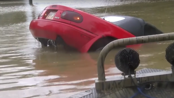 Increíble rescate 'in extremis' durante una inundación en Luisiana - Sputnik Mundo