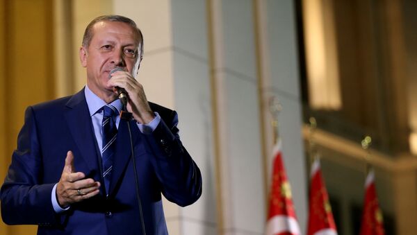 El presidente Recep Tayyip Erdogan durante un discurso frente al Palacio Presidencial, en Ankara - Sputnik Mundo