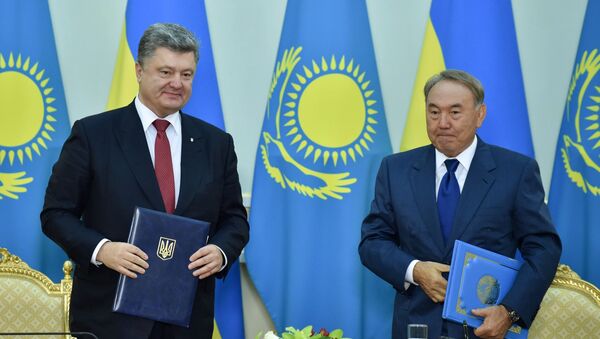 Presidente ucraniano, Petró Poroshenko, y presidente kazajo, Nursultán Nazarbáev (archivo) - Sputnik Mundo