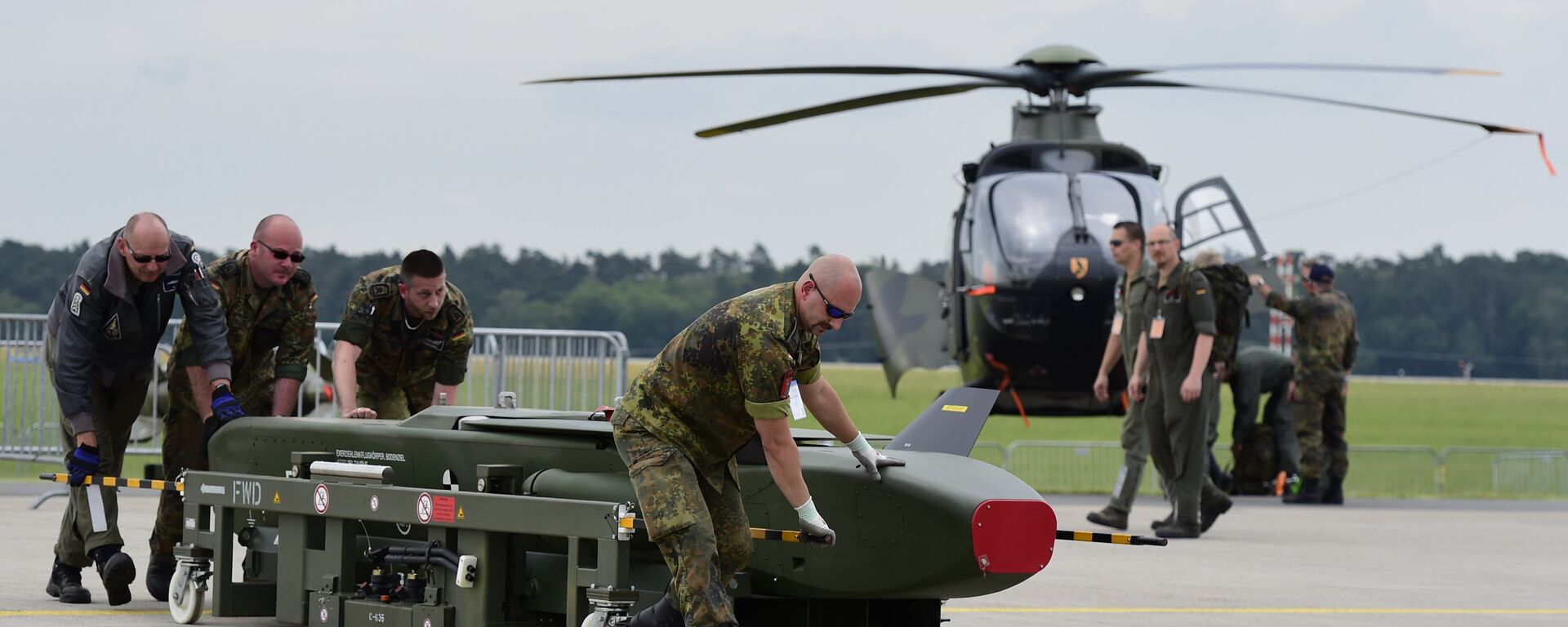 Miembros de las Fuerzas Armadas alemanas Bundeswehr llevan un sistema de armas Taurus la Exposición Aeroespacial Internacional (ILA) en Schoenefeld, el 30 de mayo de 2016 - Sputnik Mundo, 1920, 04.03.2024