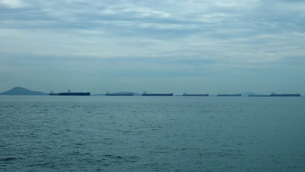 Unos buques petroleros en el Estrecho de Singapur - Sputnik Mundo