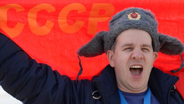 Un hombre con una bandera roja que dice 'URSS' - Sputnik Mundo