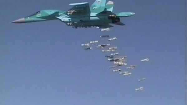 Bombarderos rusos Su-34 atacan instalaciones de Daesh en Siria - Sputnik Mundo