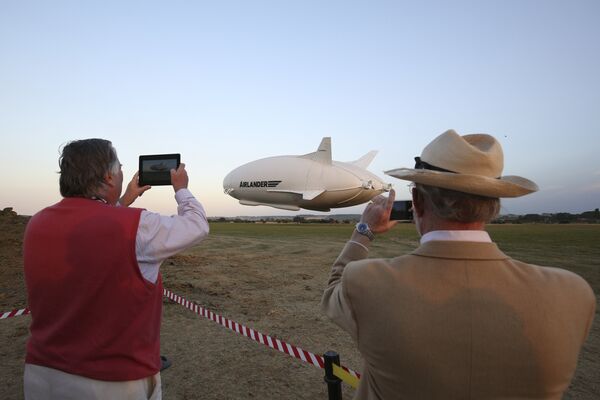 El primer vuelo de la aeronave más grande del mundo - Sputnik Mundo