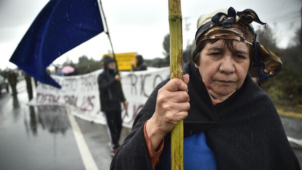 A Mapuche native takes part in a demonstration claiming for their lands outside the airport in Temuco, Chile, on June 10, 2015 as the Peruvian football team arrives to take part in the Copa America 2015. - Sputnik Mundo