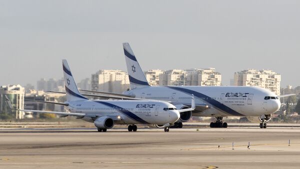 A picture taken on July 19, 2016 shows an El Al Israel Airlines' Boeing 737-958 (L) and a Boeing 777-258 manœuvring on the tarmac at the Ben Gurion International Airport near Tel Aviv. - Sputnik Mundo