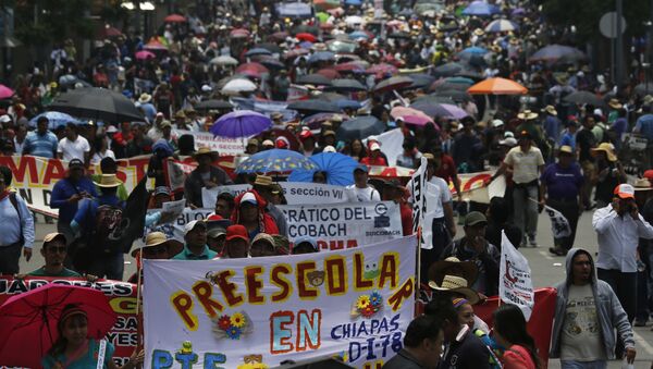 Demonstrators belonging to a dissident teachers union march during a protest in Mexico City, Wednesday, August 3, 2016. - Sputnik Mundo