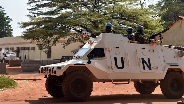 United Nations peacekeepers patrol outside a vote-counting centre for the presidential and parliamentary elections on January 2, 2016 in Bangui - Sputnik Mundo