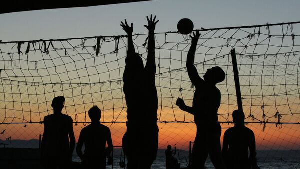 Playing volleyball on a beach in Sportivnaya Harbor - Sputnik Mundo