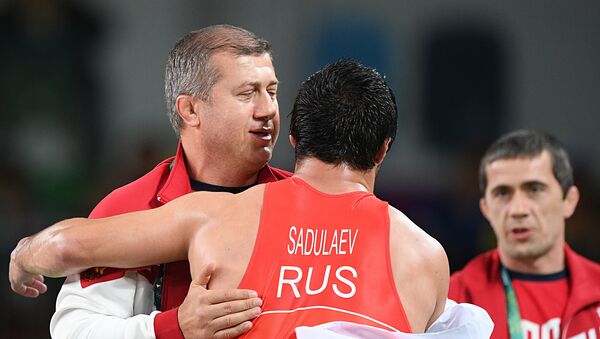 Dzambolat Tedeev, entrenador ruso de lucha libre, y Abdulrashid Sadulaev, campeón de Río en lucha de estilo libre - Sputnik Mundo