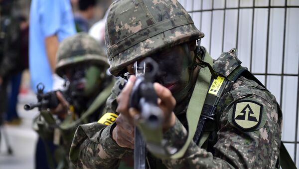 South Korean soldiers take a position during an anti-terror drill on the sidelines of South Korea-US joint military exercise, called Ulchi Freedom Guardian, at a subway station in Seoul on August 19, 2015 - Sputnik Mundo