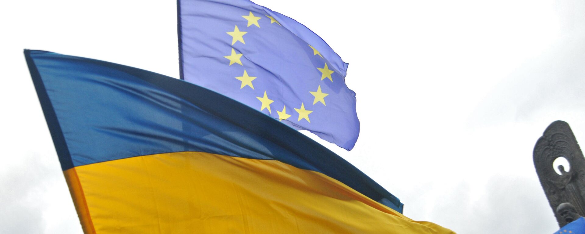 Las banderas de Ucrania y la UE - Sputnik Mundo, 1920, 22.11.2023
