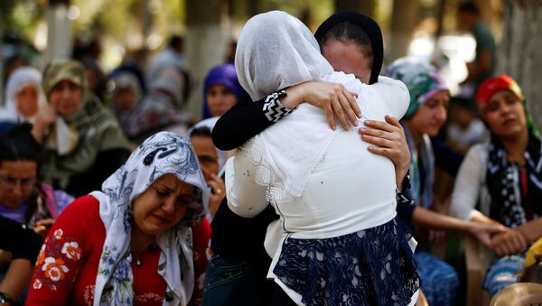 Las mujeres enfrente de la morgue en la ciudad turca de Gaziantep tras el atentado - Sputnik Mundo