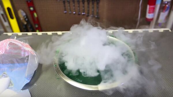 ¿Qué sucede cuando ponemos hielo seco en gelatina? - Sputnik Mundo