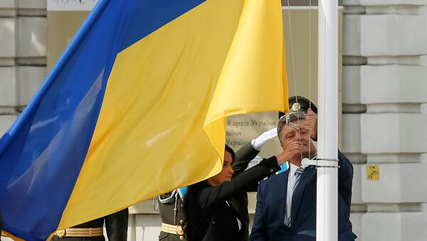 El presidente de Ucrania, Petró Poroshenko en la ceremonia de izamiento de la bandera nacional (archivo) - Sputnik Mundo
