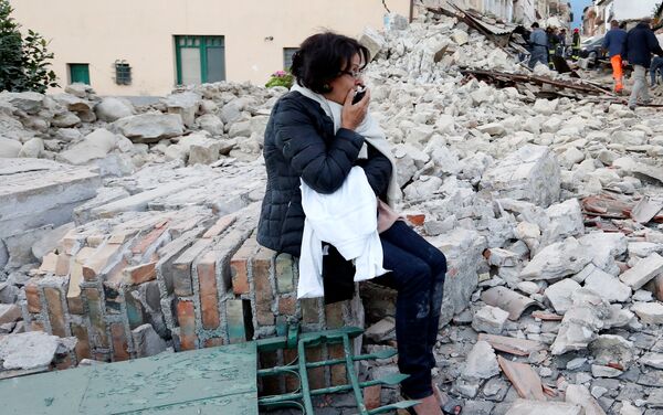 Una mujer tras el sismo en Amatrice, Italia - Sputnik Mundo