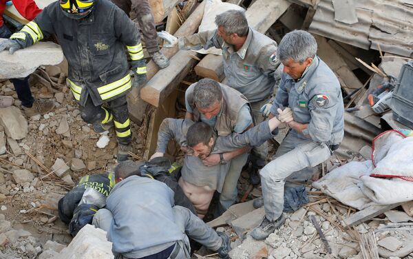 Un hombre es rescatado de las ruinas después del terremoto en Amatrice - Sputnik Mundo
