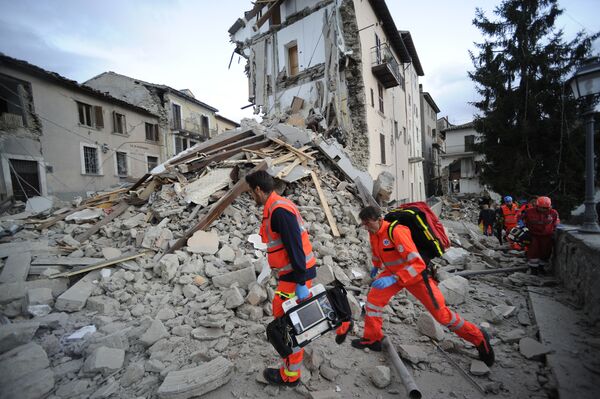 La ciudad italiana de Amatrice, en ruinas tras un fortísimo terremoto - Sputnik Mundo