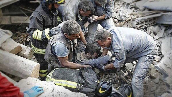 Equipo de rescate tras el terremoto en Amatrice, Italia - Sputnik Mundo