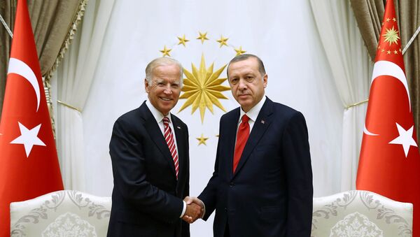 El vice presidente de EEUU, Joe Biden,, y el presidente de Turquía, Recep Tayyip Erdogan - Sputnik Mundo