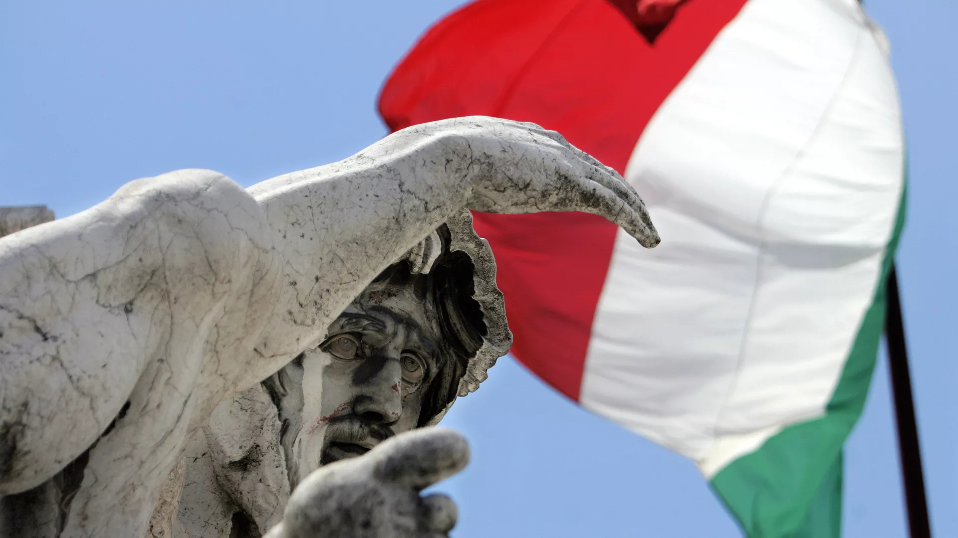 Bandera de Italia a media asta en memoria de víctimas del terremoto - Sputnik Mundo, 1920, 02.06.2024