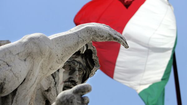 Bandera de Italia a media asta en memoria de víctimas del terremoto - Sputnik Mundo