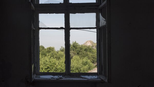 La ventana en una de las casas en Donbás, Ucrania - Sputnik Mundo