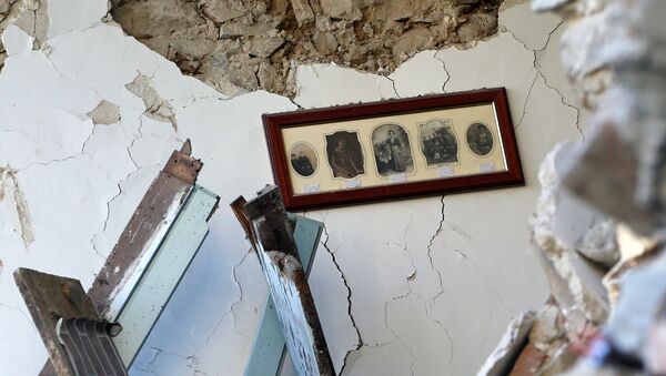 La pared interior de la casa destruida por terremoto en Amatrice, Italia - Sputnik Mundo