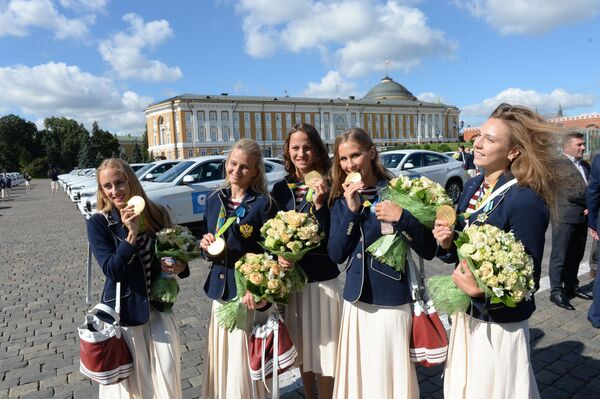 Flores y automóviles: fiesta para agasajar a los deportistas olímpicos rusos - Sputnik Mundo