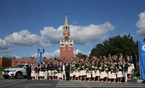 Flores y automóviles: fiesta para agasajar a los deportistas olímpicos rusos - Sputnik Mundo