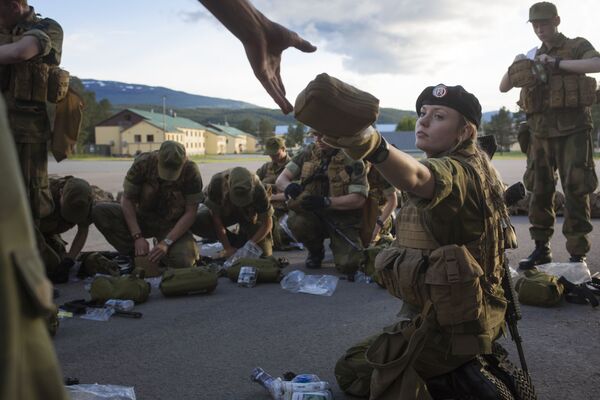 Las primeras jóvenes reclutas de la Fuerzas Armadas de Noruega - Sputnik Mundo