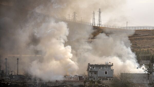 El humo después de la trageuda ocurrida en Cizre, Turquía el 26 de agosto del 2016 - Sputnik Mundo