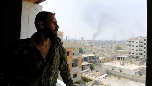 El soldato del ejército sirio en Daraya, Siria - Sputnik Mundo