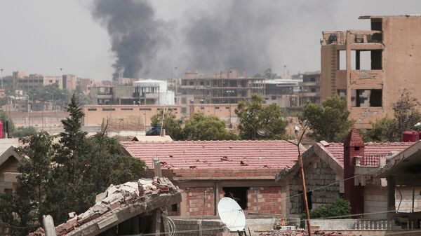Unas columnas de humo se alzan en la ciudad de Hasaka, en Siria (archivo) - Sputnik Mundo
