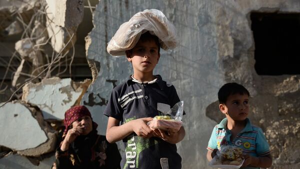 La población civil en Siria recibe siete toneladas de ayuda humanitaria en 24 horas - Sputnik Mundo
