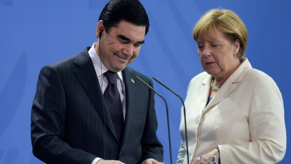 El presidente de Turkmenistán, Gurbanguli Berdimujamedov y la canciller de Alemania, Angela Merkel - Sputnik Mundo