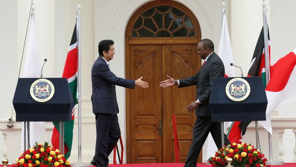 Shinzo Abe, primer ministro de Japón, y Uhuru Kenyatta, presidente de Kenia, en la conferencia de TICAD en Nairobi - Sputnik Mundo