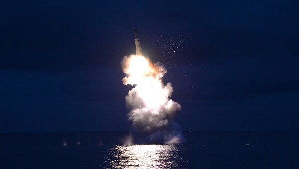 Lanzamiento de un misil balístico por Pyongyang (archivo) - Sputnik Mundo