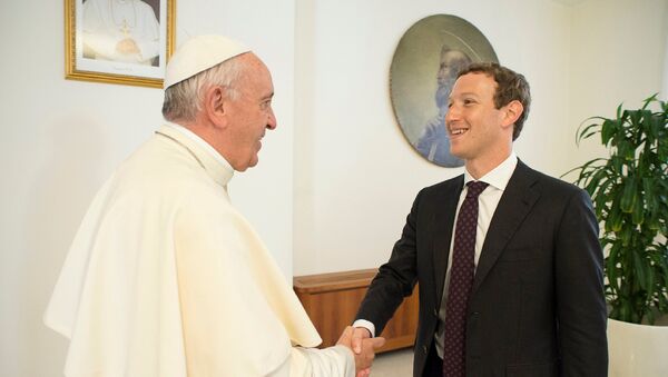 Zuckerberg regala al Papa una réplica a escala del dron de Facebook - Sputnik Mundo