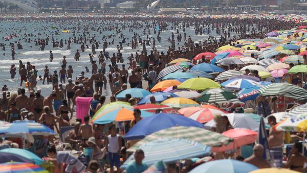 People enjoy the beach in Valencia - Sputnik Mundo