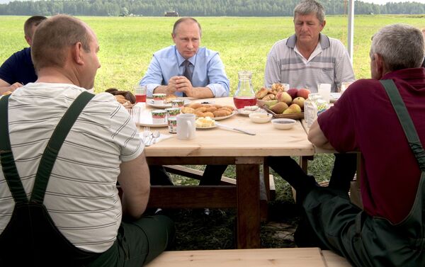 Putin toma yogur en la región de Tver - Sputnik Mundo