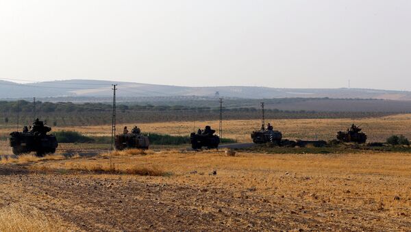 Los vehículos blindados turcos en la frontera con Siria (archivo) - Sputnik Mundo