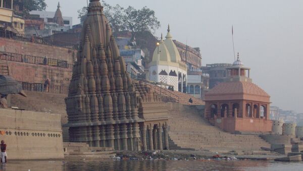 Un templo en la orilla del río Ganges - Sputnik Mundo