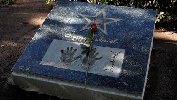 Las huellas de las manos de Juan Gabriel en la placa cerca de su casa en Ciudad Juarez, México - Sputnik Mundo