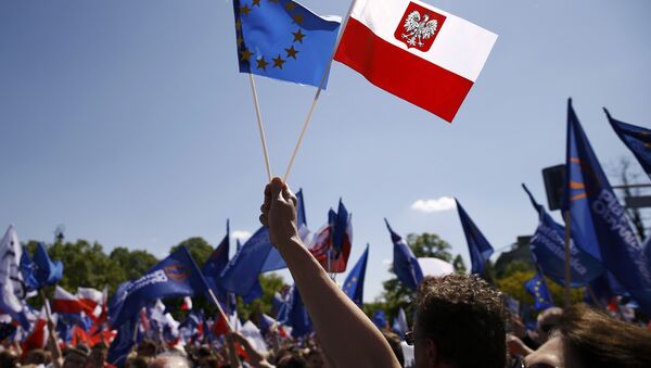Banderas de la UE y Polonia (archivo) - Sputnik Mundo