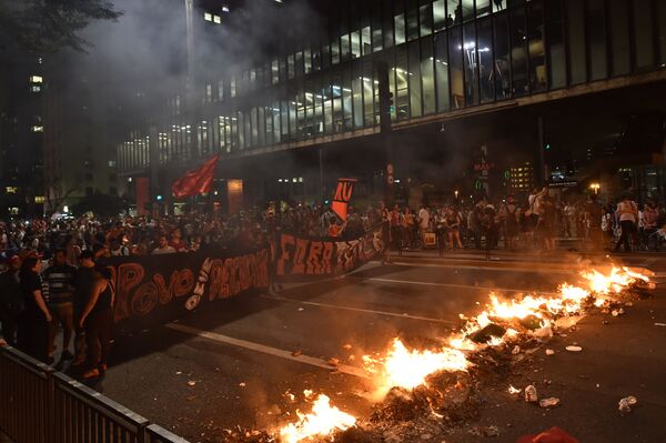 Manifestantes protestan contra la destitución de Dilma Rousseff en Brasil - Sputnik Mundo