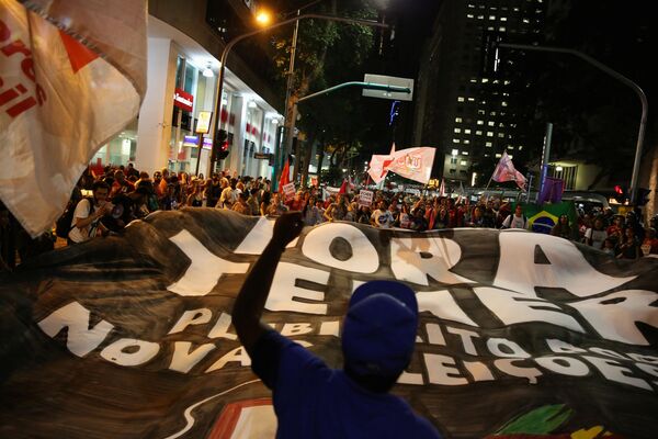Manifestantes protestan contra la destitución de Dilma Rousseff en Brasil - Sputnik Mundo