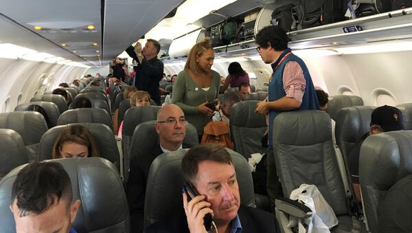 Los pasajeros del primer vuelo en 50 años que cubre la ruta entre EEUU y Cuba - Sputnik Mundo